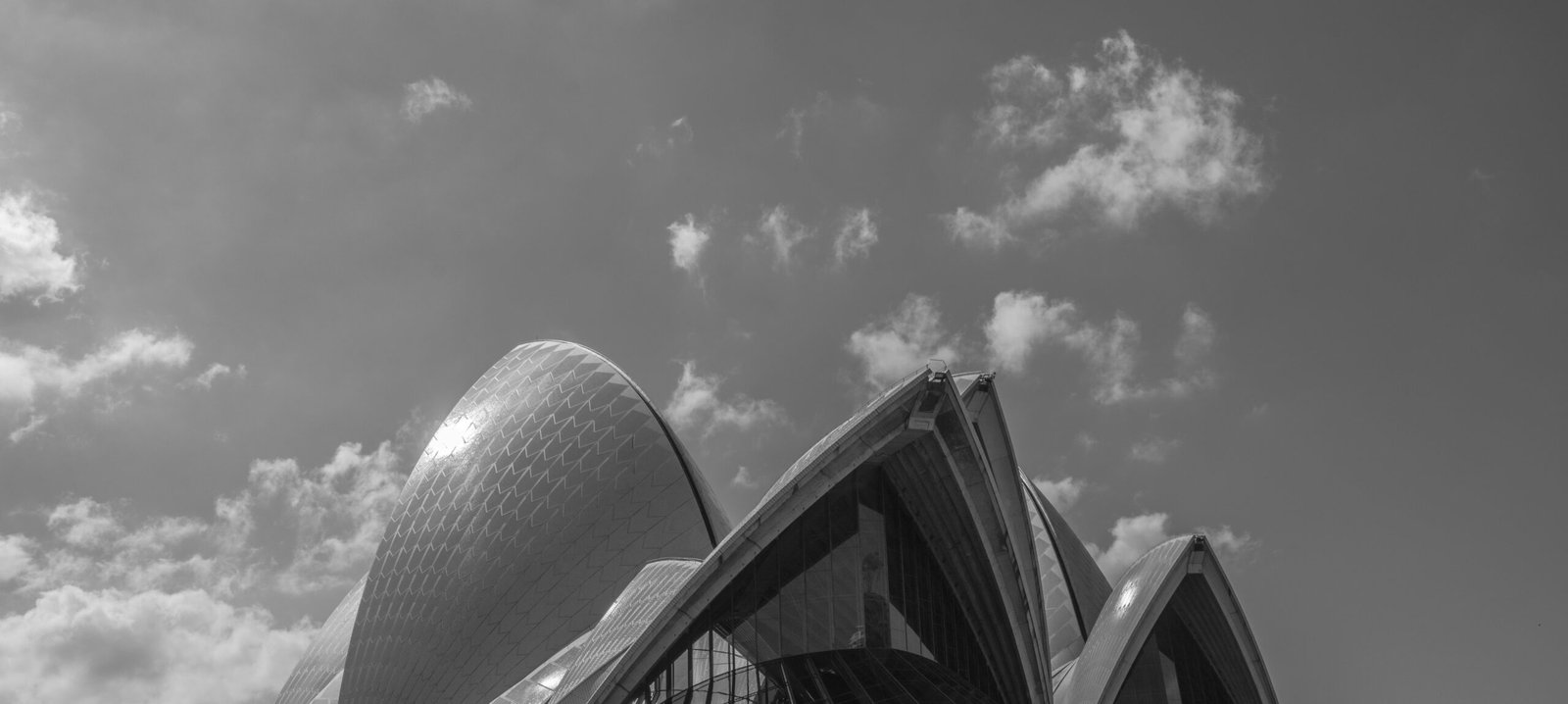 a black and white photo of the sydney opera house